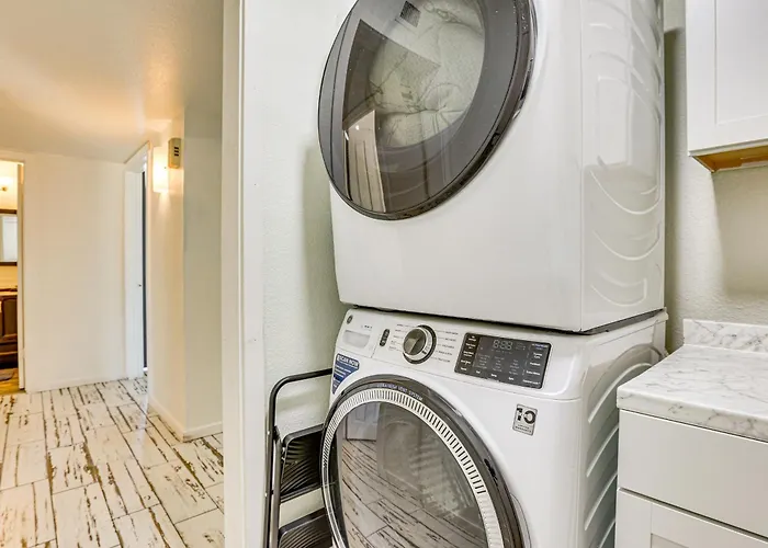 Welcoming Group Getaway W/ Pool & Patio In Peoria! * Peoria