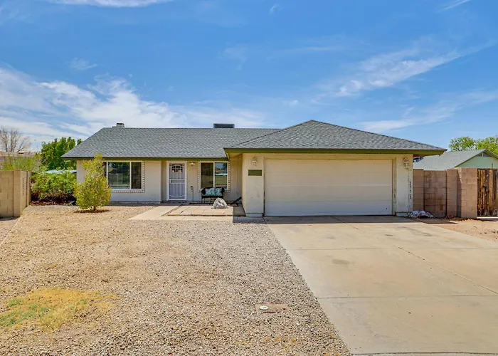Welcoming Group Getaway W/ Pool & Patio In Peoria!