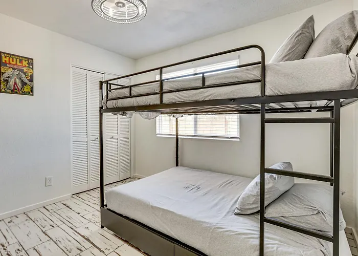 Welcoming Group Getaway W/ Pool & Patio In Peoria! * Peoria