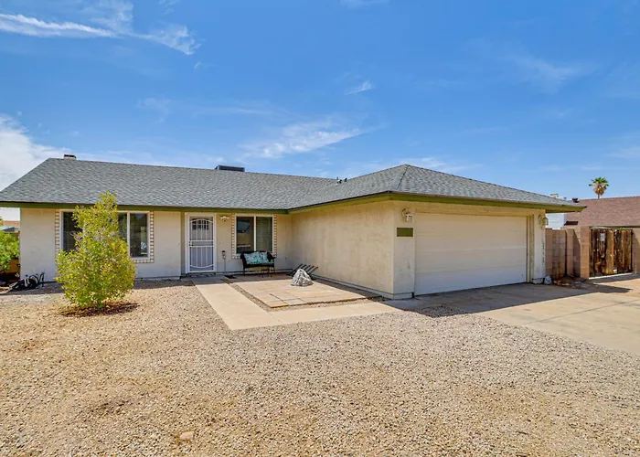 Welcoming Group Getaway W/ Pool & Patio In Peoria!