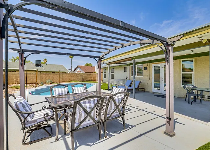 Welcoming Group Getaway W/ Pool & Patio In Peoria!