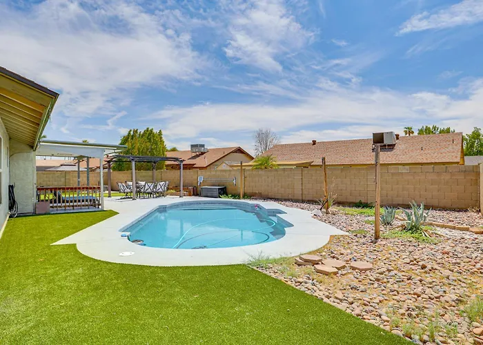 Holiday home Welcoming Group Getaway W/ Pool & Patio In Peoria!