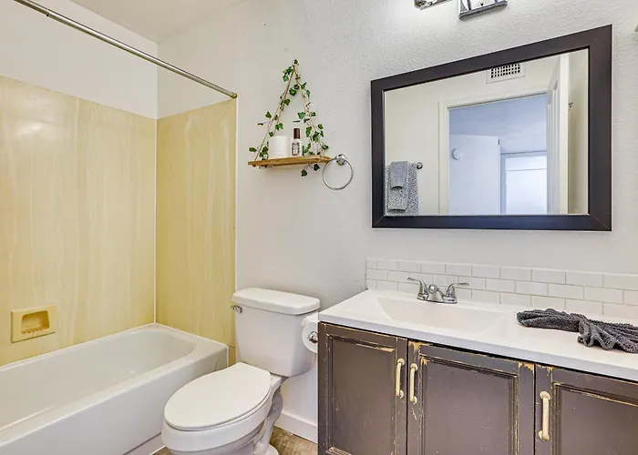 Welcoming Group Getaway W/ Pool & Patio In Peoria! *