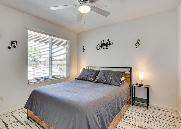 Welcoming Group Getaway W/ Pool & Patio In Peoria!