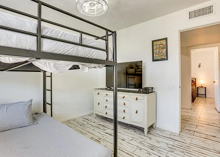 Welcoming Group Getaway W/ Pool & Patio In Peoria! Holiday home