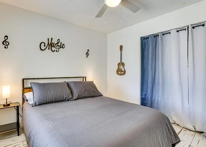 Holiday home Welcoming Group Getaway W/ Pool & Patio In Peoria! Peoria