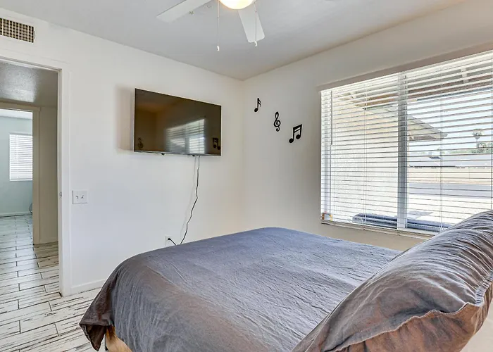 Welcoming Group Getaway W/ Pool & Patio In Peoria! *