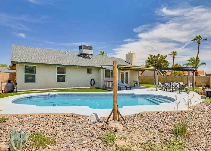 Welcoming Group Getaway W/ Pool & Patio In Peoria!