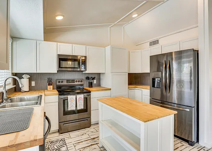 Welcoming Group Getaway W/ Pool & Patio In Peoria! Holiday home *