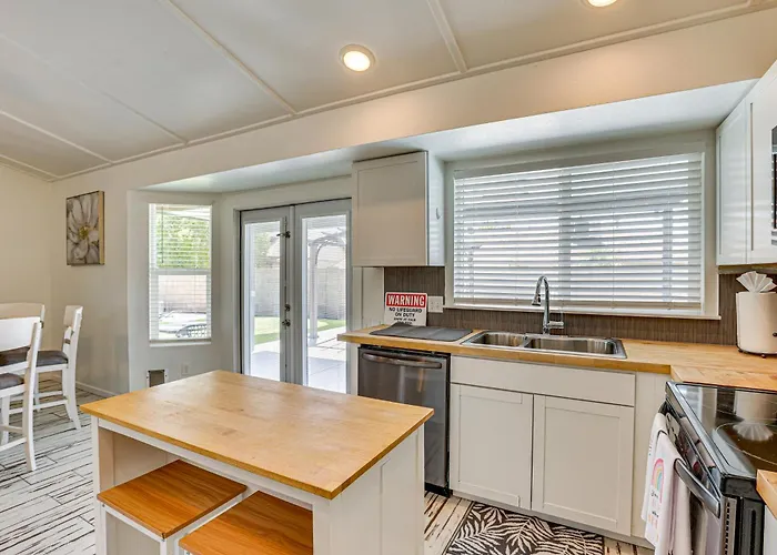 Welcoming Group Getaway W/ Pool & Patio In Peoria! Holiday home Peoria