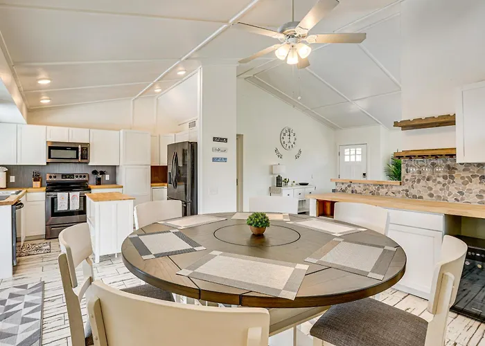 Holiday home Welcoming Group Getaway W/ Pool & Patio In Peoria! Peoria