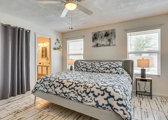 Welcoming Group Getaway W/ Pool & Patio In Peoria! Holiday home *